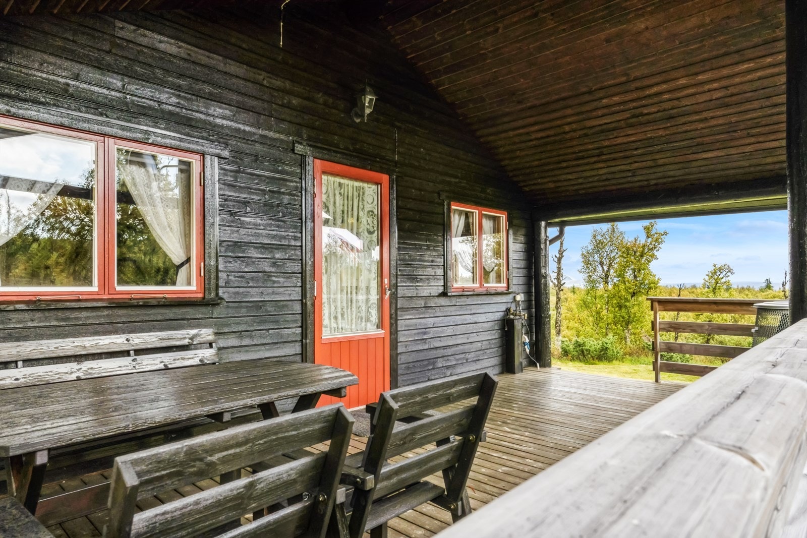 Hytta har en romslig overbygd terrasse mot sør på 19m² med adgang til det fine uteområdet og skogen rundt hytta som er et flott sted for frilek og moro. Galleribilde