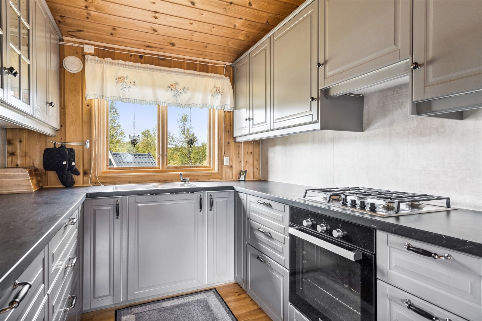 Hytta har et lekkert og moderne kjøkken fra IKEA med ny gassovn og platetopp oppført i 2022. Galleribilde