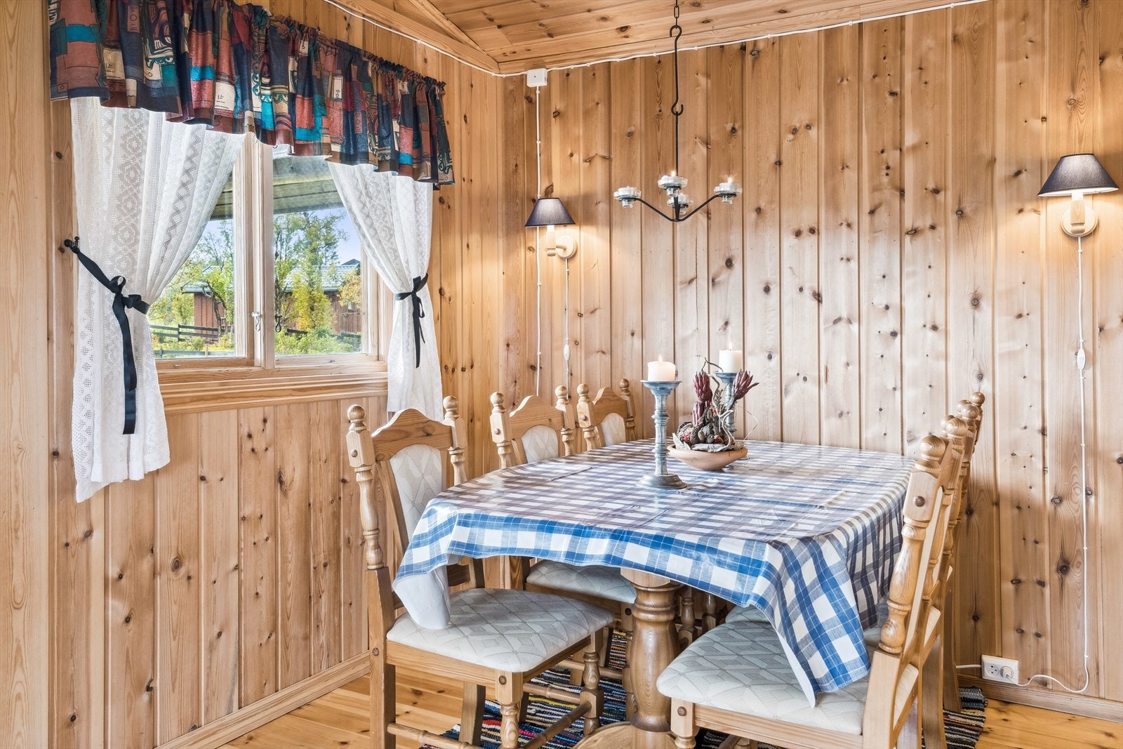 Her er det god plass til et større spisebord hvor man kan samle venner og familie til spill og gode måltider. Galleribilde