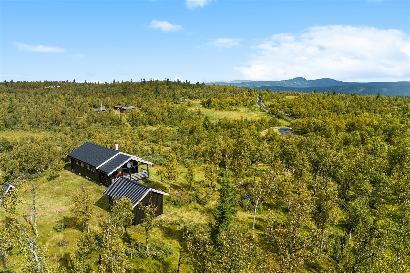 Hytta har et eget bygg på tunet til forskyning av strøm fra aggregat. I tillegg til solcelleanlegg har hytta et selvstartende aggregat fra 2022 som skal medfølge, men fjernstyring og styring via telefon. Galleribilde