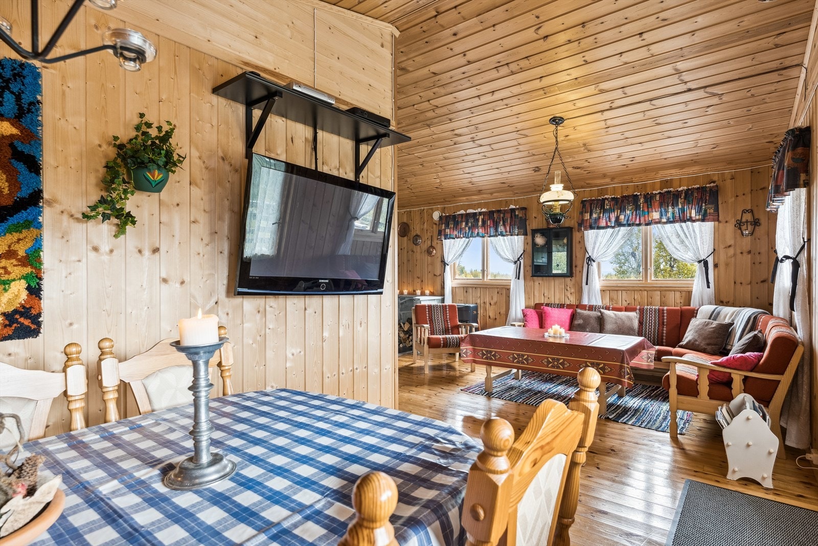 Rommet har raustet himling, og flere vinduer som slipper inn godt med naturlig lys. Galleribilde