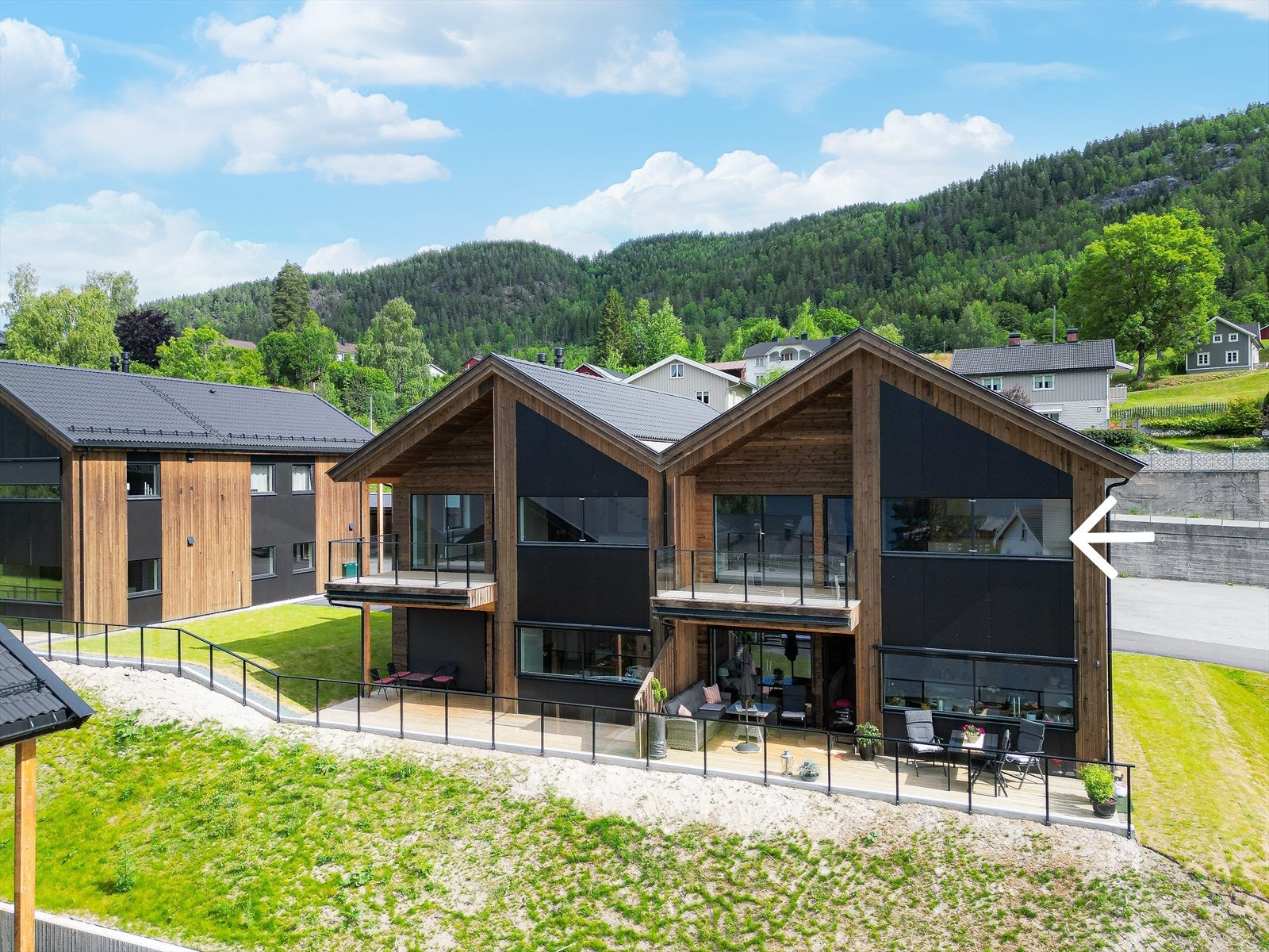 Fasade - leiligheten er markert med pil Galleribilde