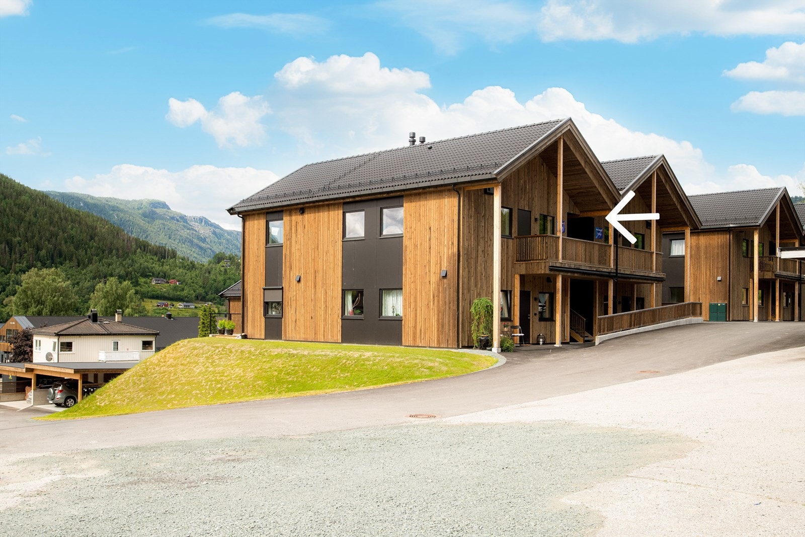 Leiligheten ligger i 2. etg med balkong knyttet til inngangspartiet. Trapp til leiligheten er bygget praktisk under tak. Galleribilde