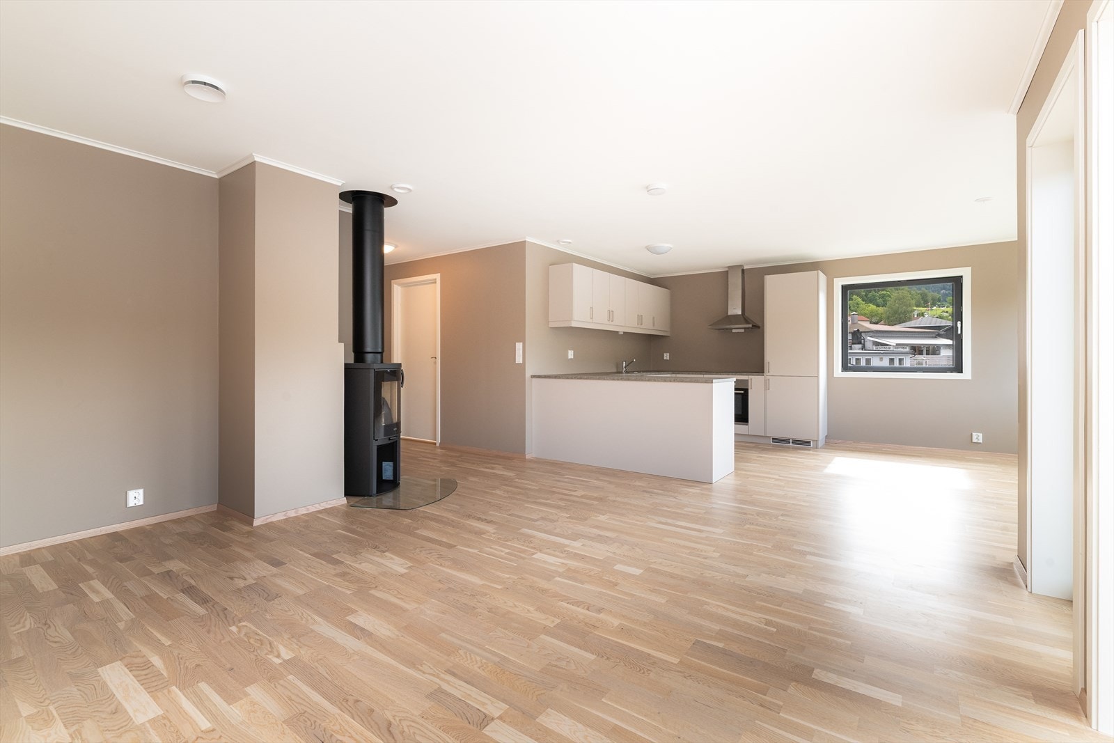 Lys og romslig stue og kjøkkenløsning Galleribilde