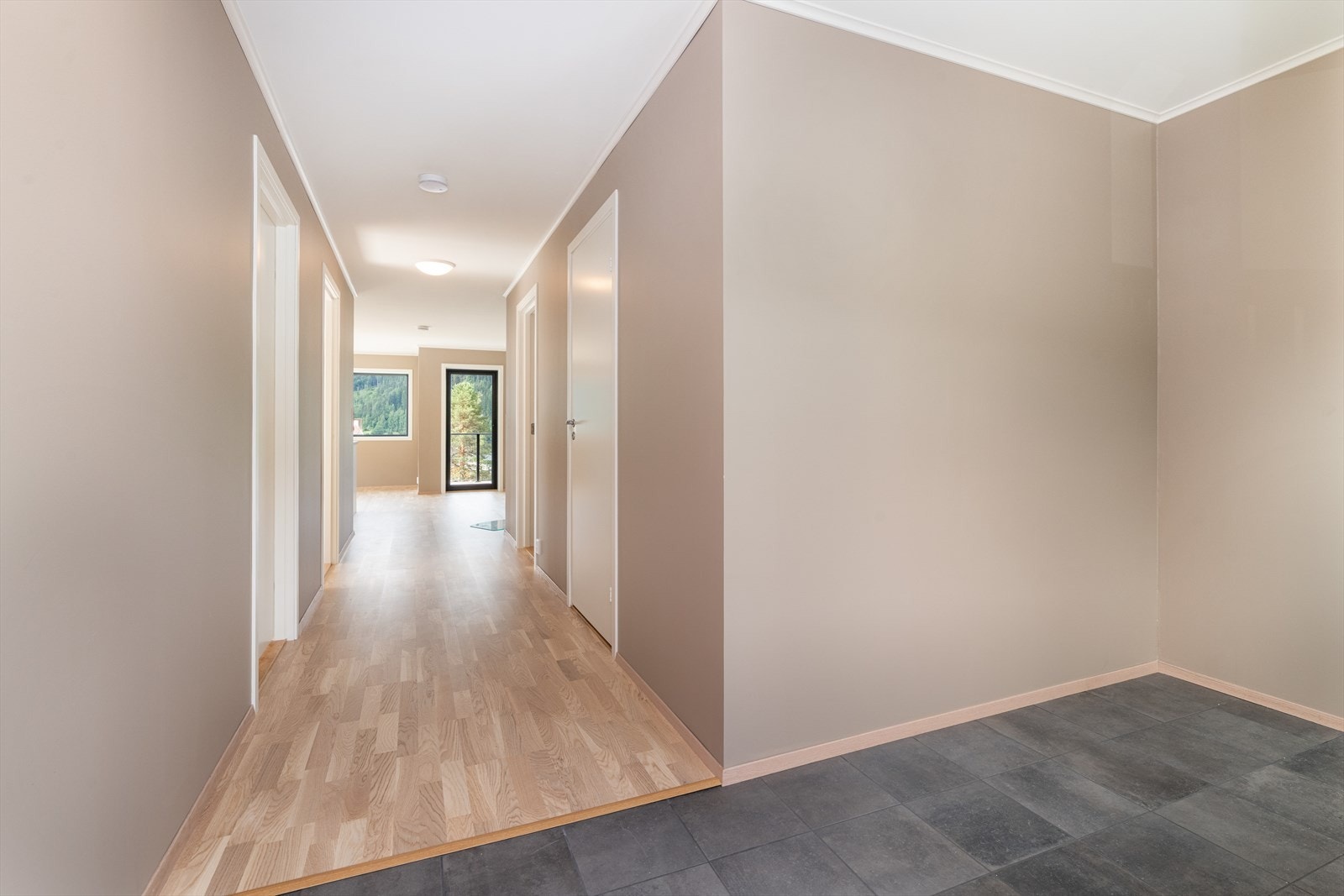 Gang/inngangsparti er flislagt med varmekabler i gulv. Galleribilde