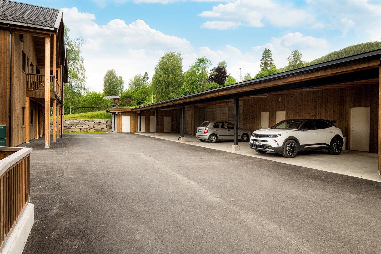 Til leiligheten følger det en carportplass og sportsbod i felles carportanlegg som ligger i umiddelbar nærhet til leiligheten. Galleribilde