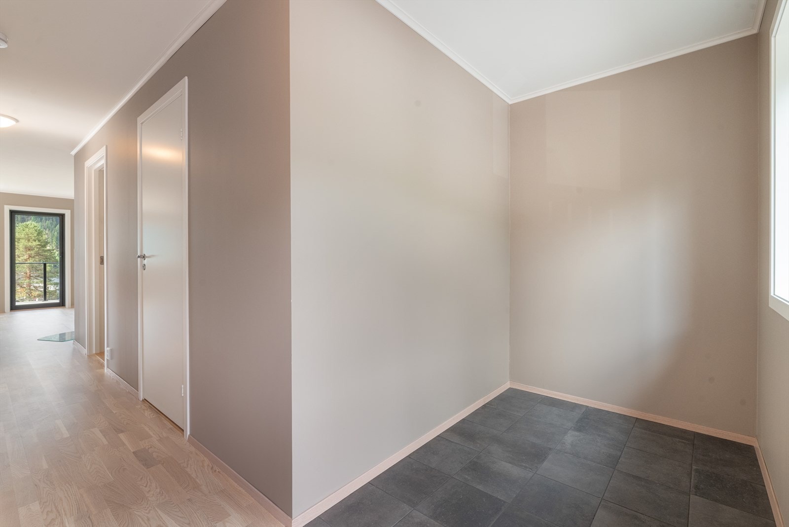 Gang med en utrolig praktisk nisje med god plass til oppbevaringsløsninger Galleribilde