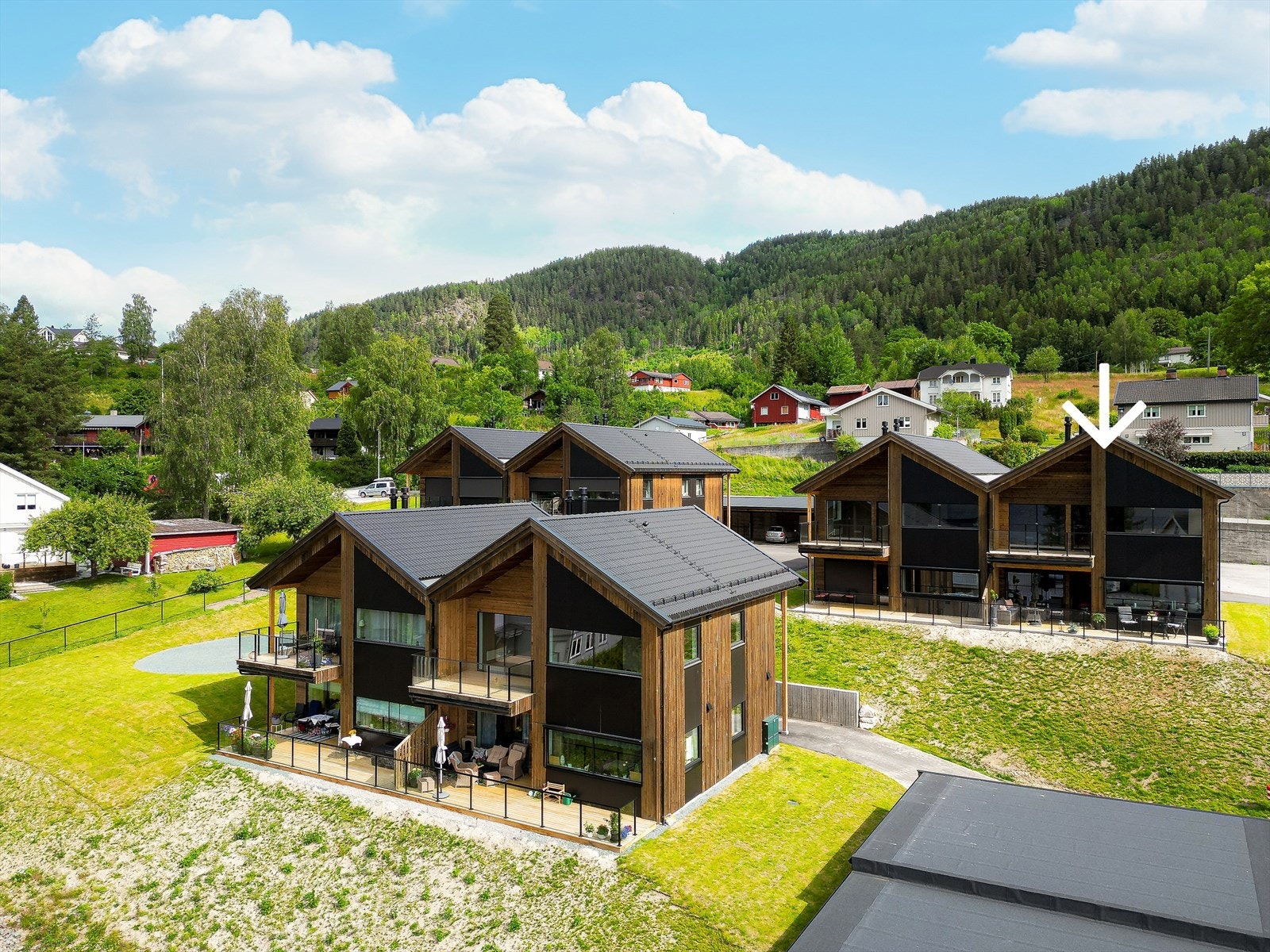 Flott toppleilighet med flott utsikt og vestvendt balkong. Pil markerer leiligheten Galleribilde