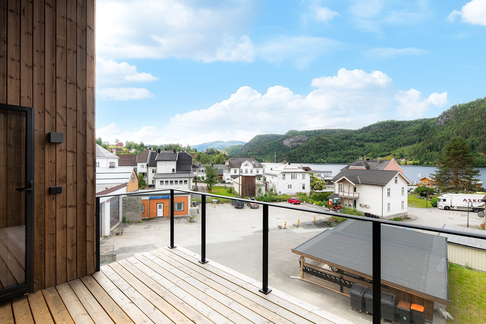Vestvendt og solrik balkong med god utsikt Galleribilde
