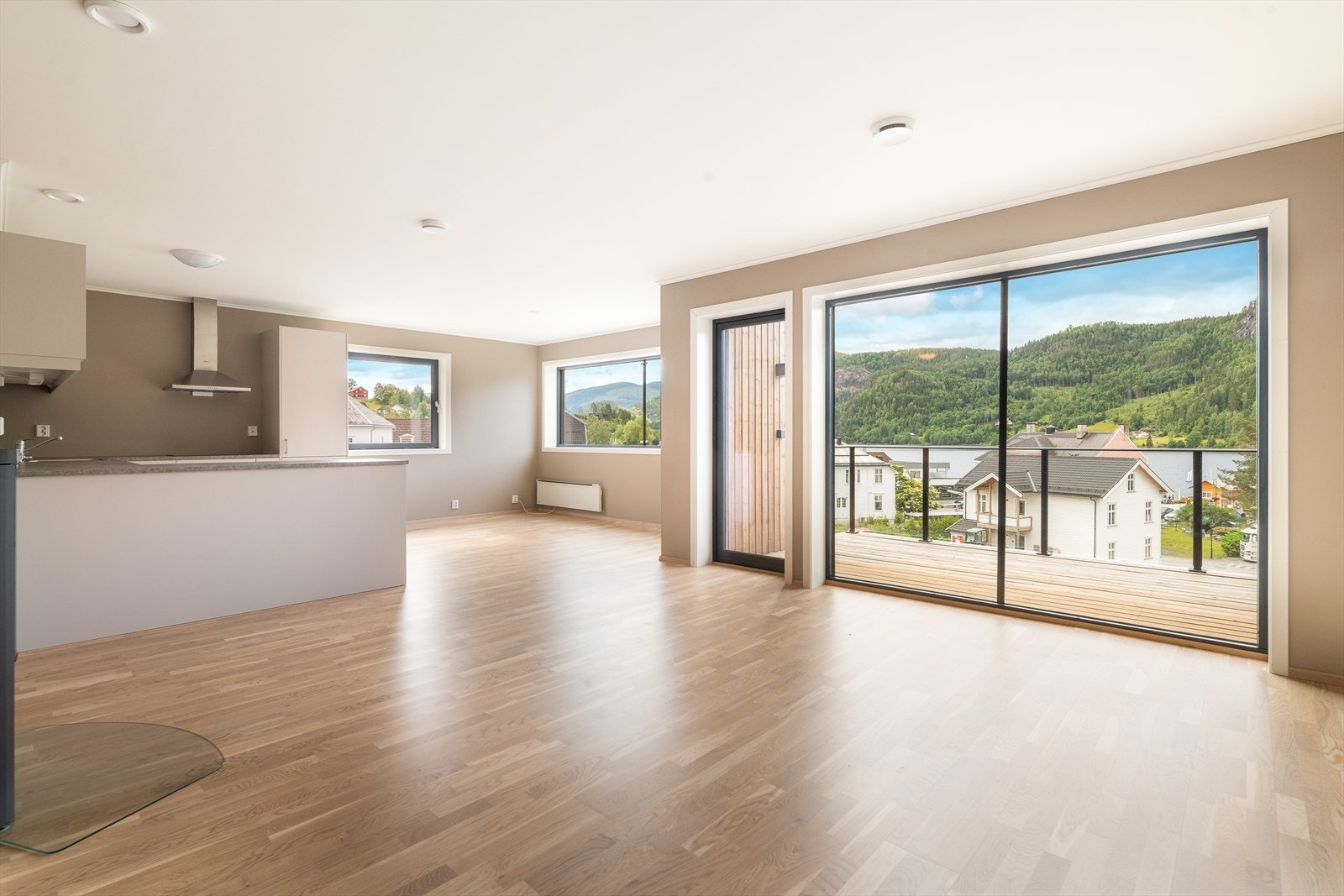 Stue med åpen kjøkkenløsning og gode møbleringsmuligheter. Store vindusflater gir særdeles gode lys- og utsiktsforhold. Galleribilde