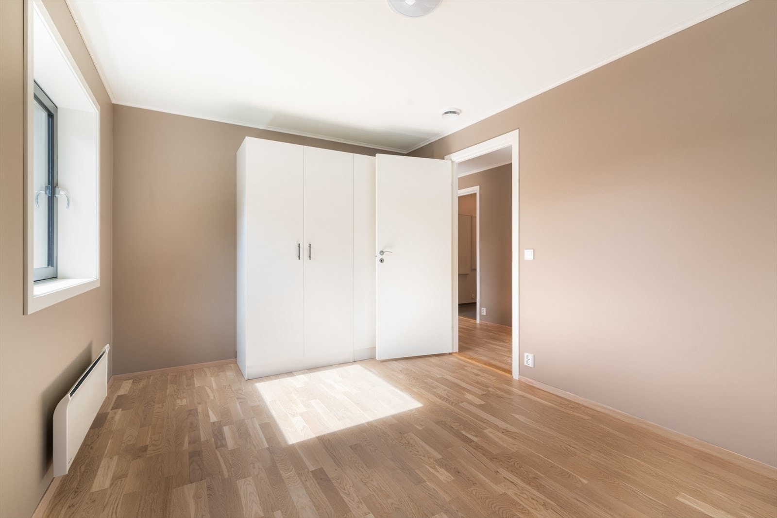 Hovedsoverom med garderobeskap Galleribilde