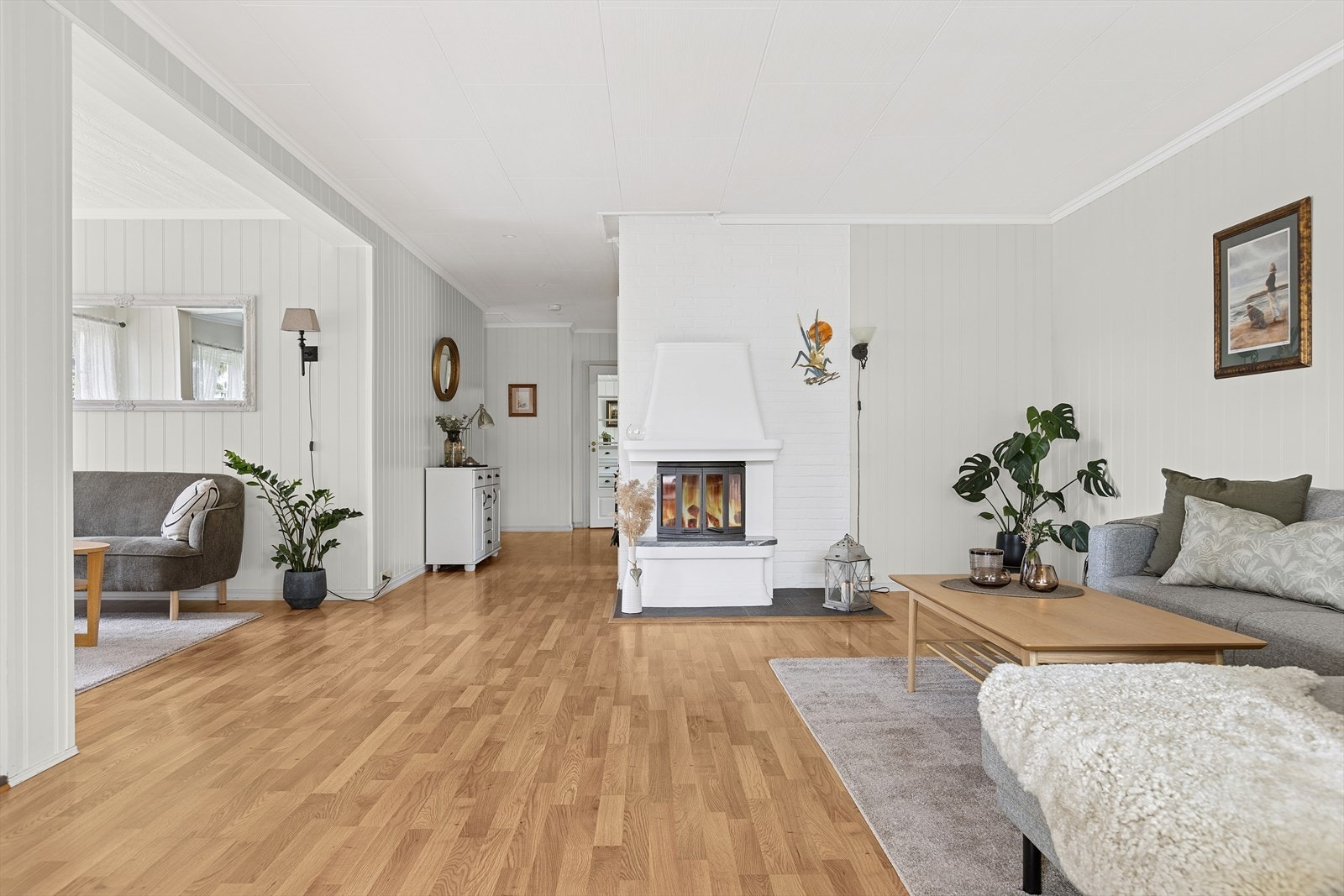 I stuen har man også en peis som skaper en lun atmosfære på kalde vinterkvelder. Galleribilde