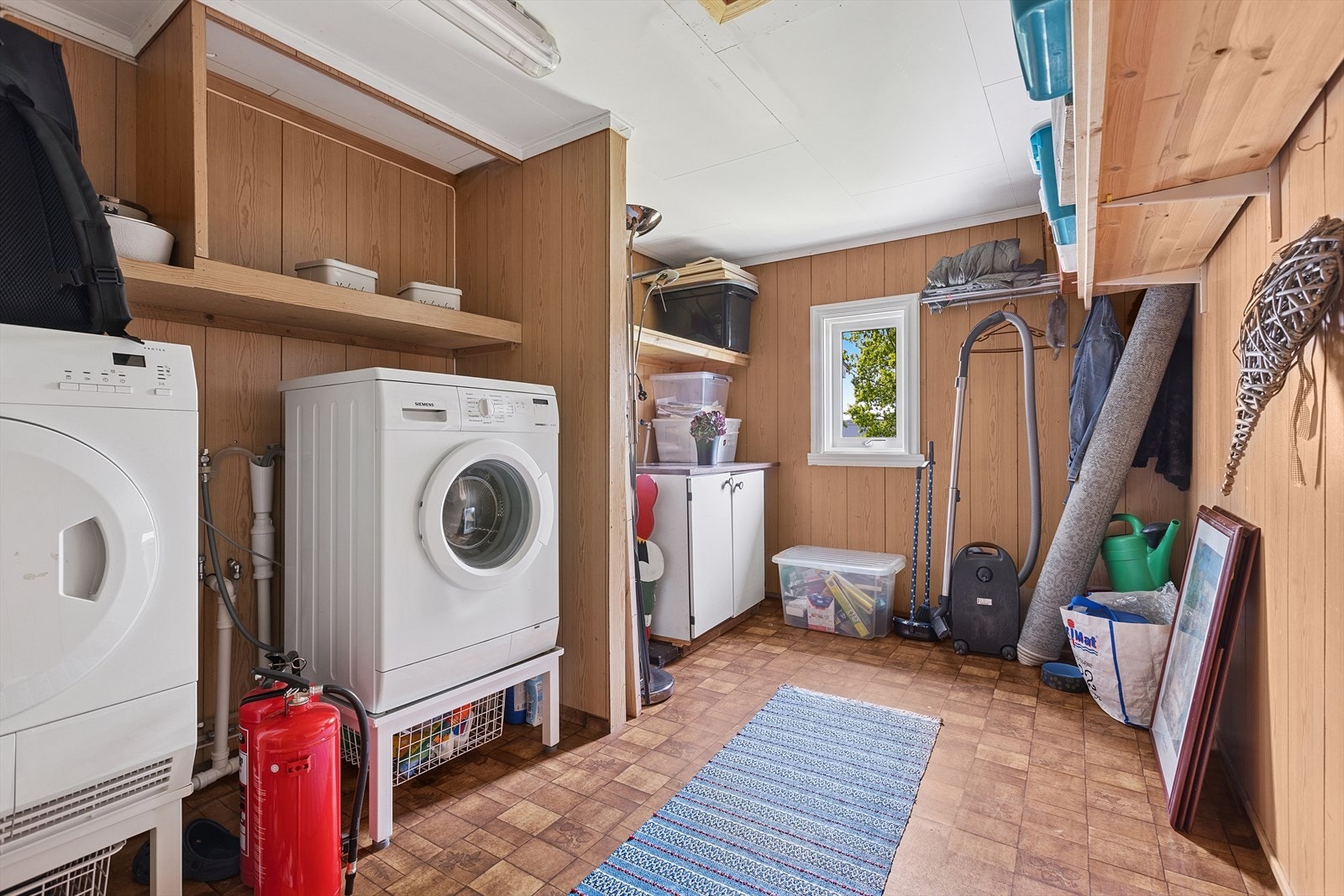 På vaskerommet er det opplegg for vaskemaskin og plass til tørketrommel. I tillegg er det god plass til innredning for ekstra oppbevaring. Se pkt ferdigattest. Galleribilde