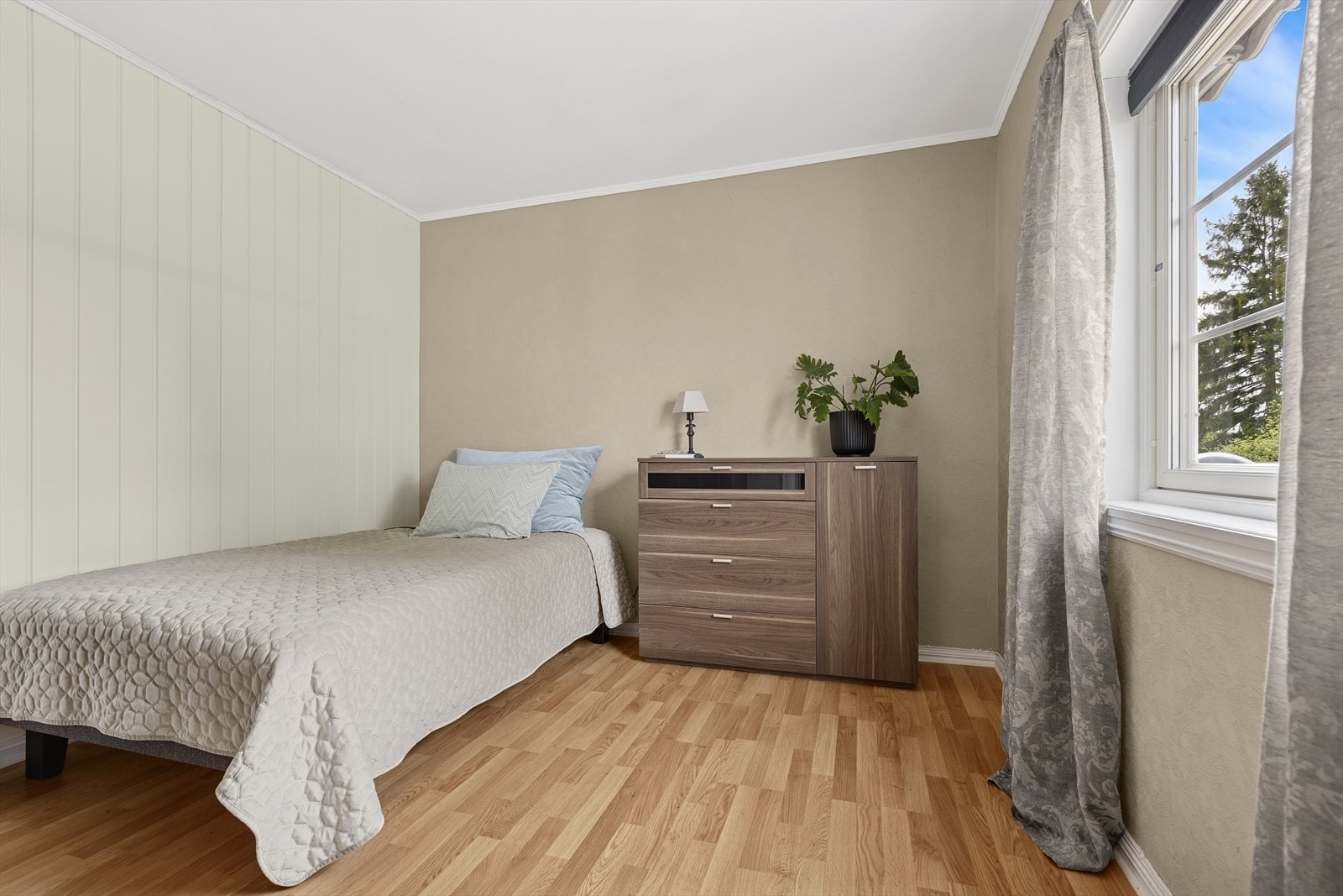 Boligens soverom har god plass til seng, nattbord og øvrig møblement etter ønske. Galleribilde