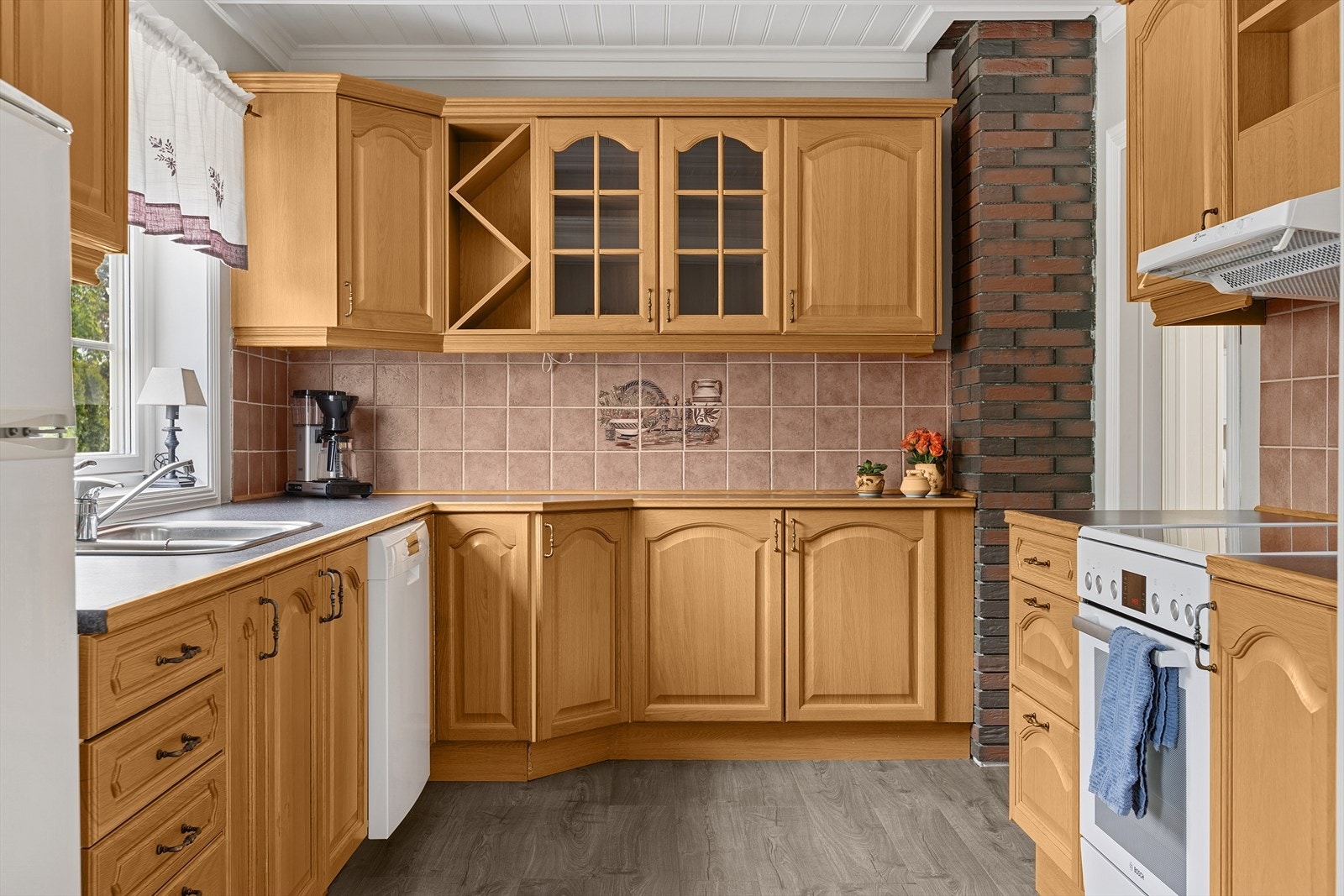 Kjøkkenet har innredning med profilerte fronter og benkeplater i laminat. Galleribilde