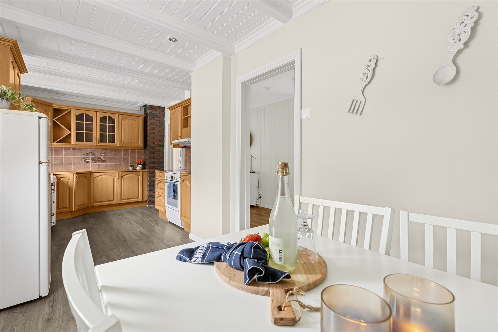 I forlengelse av kjøkkenet har man plass til et spisebord. Perfekt for frokost eller uformelle måltider. Galleribilde