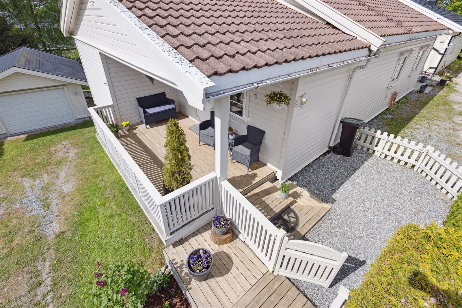 Boligen har flere uteplasser hvor man har god plass til utemøbler, grill og annet ønsket møblement. Galleribilde