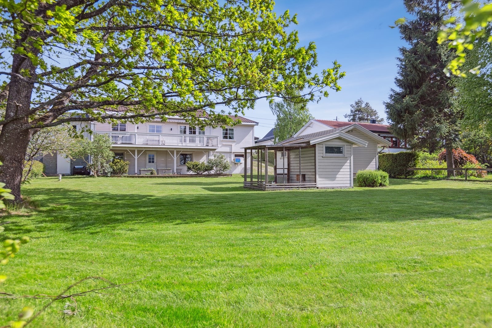 Boligens uteområde er pent opparbeidet med grøntareal slik som gressplen, prydbusker og trær. Galleribilde