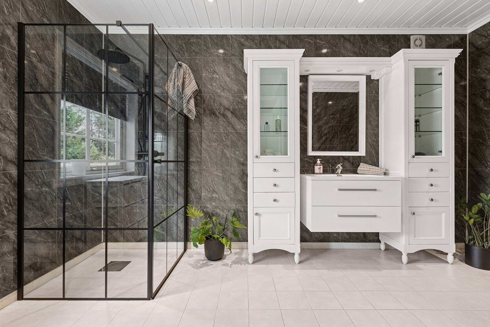 Rommet varmes opp med behagelige elektriske varmekabler som sørger for en lun og behagelig start på dagen. Galleribilde