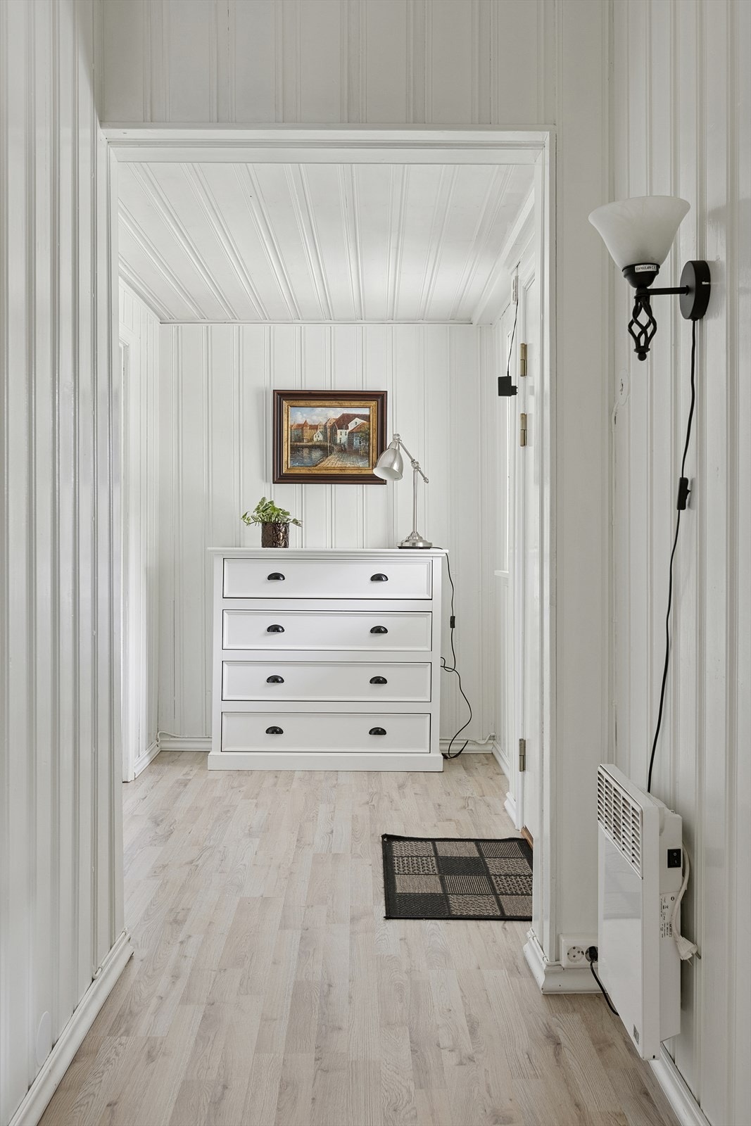 Det første som møter deg i boligen er en lys og entré med god plass til å henge fra seg yttertøy. Galleribilde