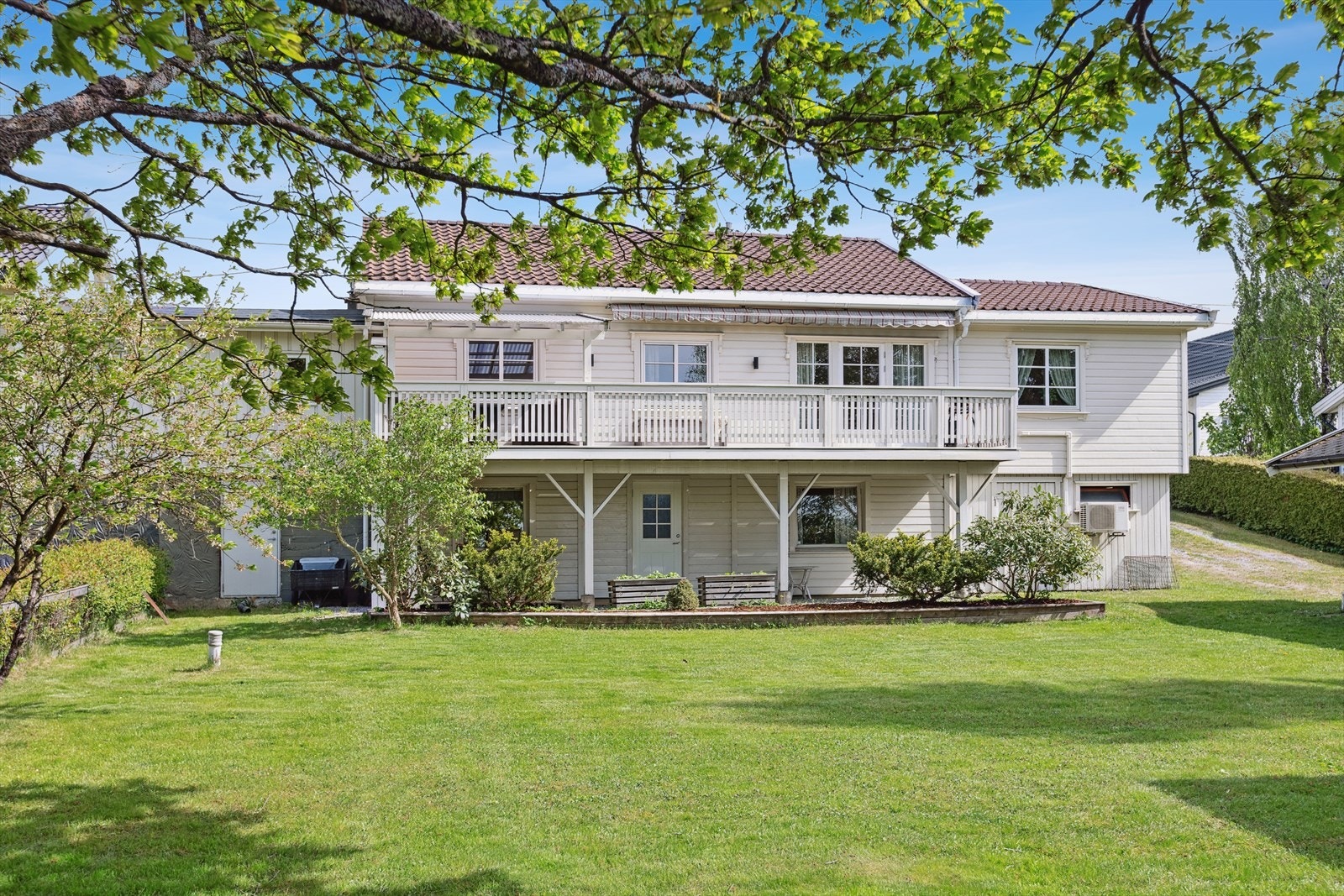 Boligens uteområde er pent opparbeidet med grøntareal slik som gressplen, prydbusker og trær. Her er det masse boltreplass for store og små. Galleribilde