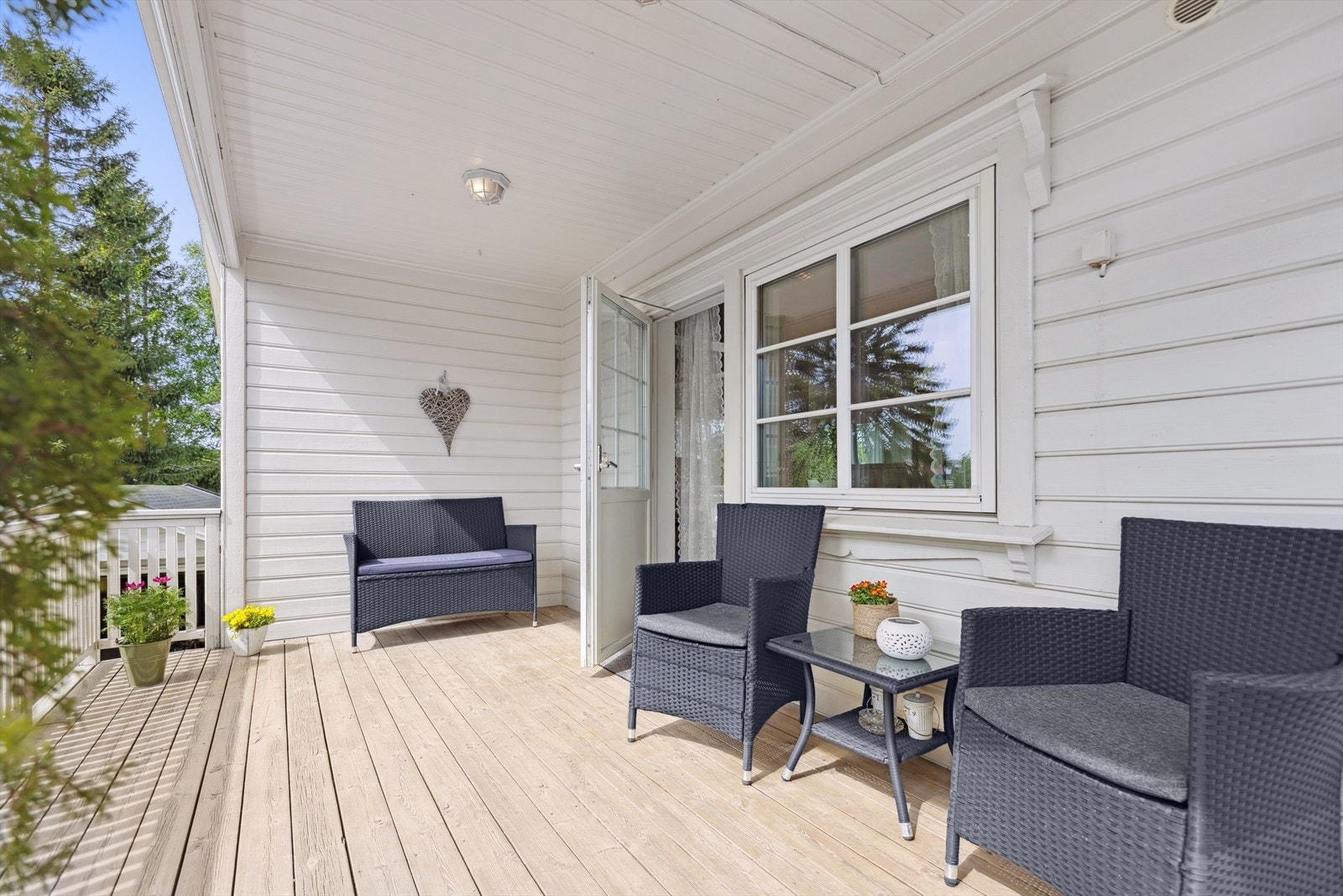 Her har man terrasse med god plass til både utemøbler, grill og annet ønsket møblement - perfekt for sosiale sammenkomster eller rolige stunder. Galleribilde