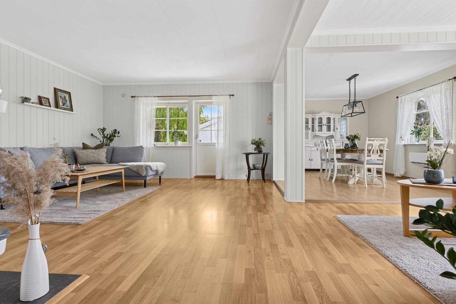 Stuen er fint oppdelt i ulike soner, både for dagligstue og spisestue. Som gir gode møbleringsmuligheter med god plass til både sofagruppe og spisebord. Galleribilde