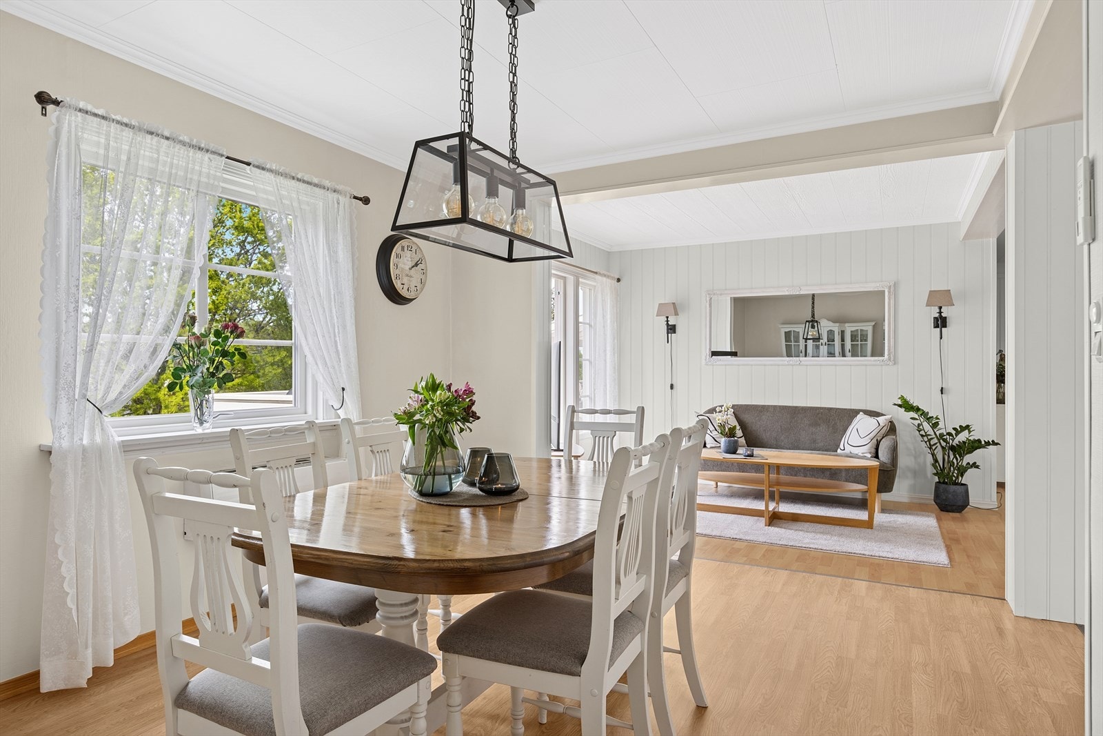 Fra stuen har man utgang til boligens flotte uteområde. Galleribilde