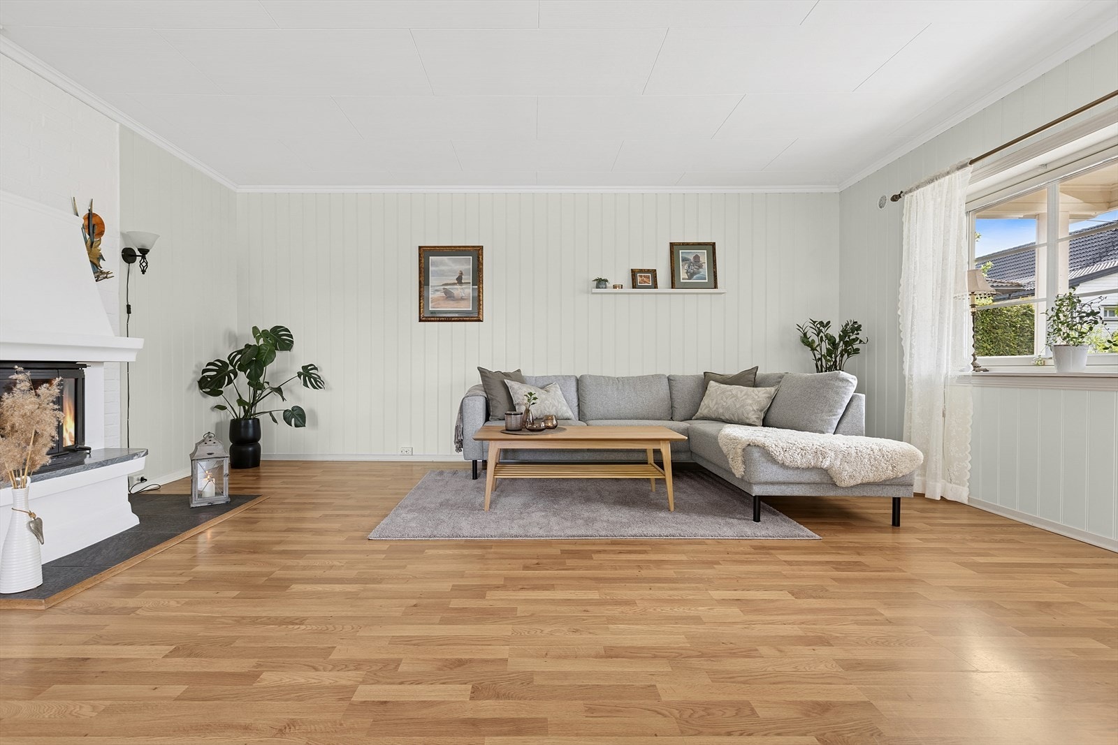 Stuen er et lyst og luftig oppholdsrom med store vindusflater som slipper inn rikelig med naturlig lys. Galleribilde