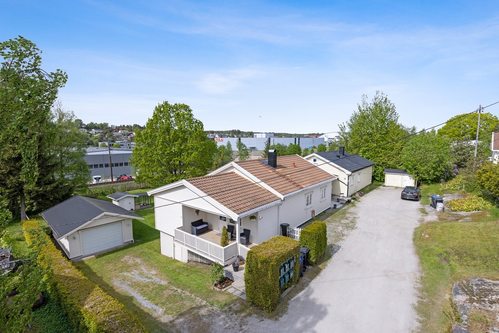 Boligen har gode parkeringsmuligheter i garasje og på gårdsplass. Galleribilde