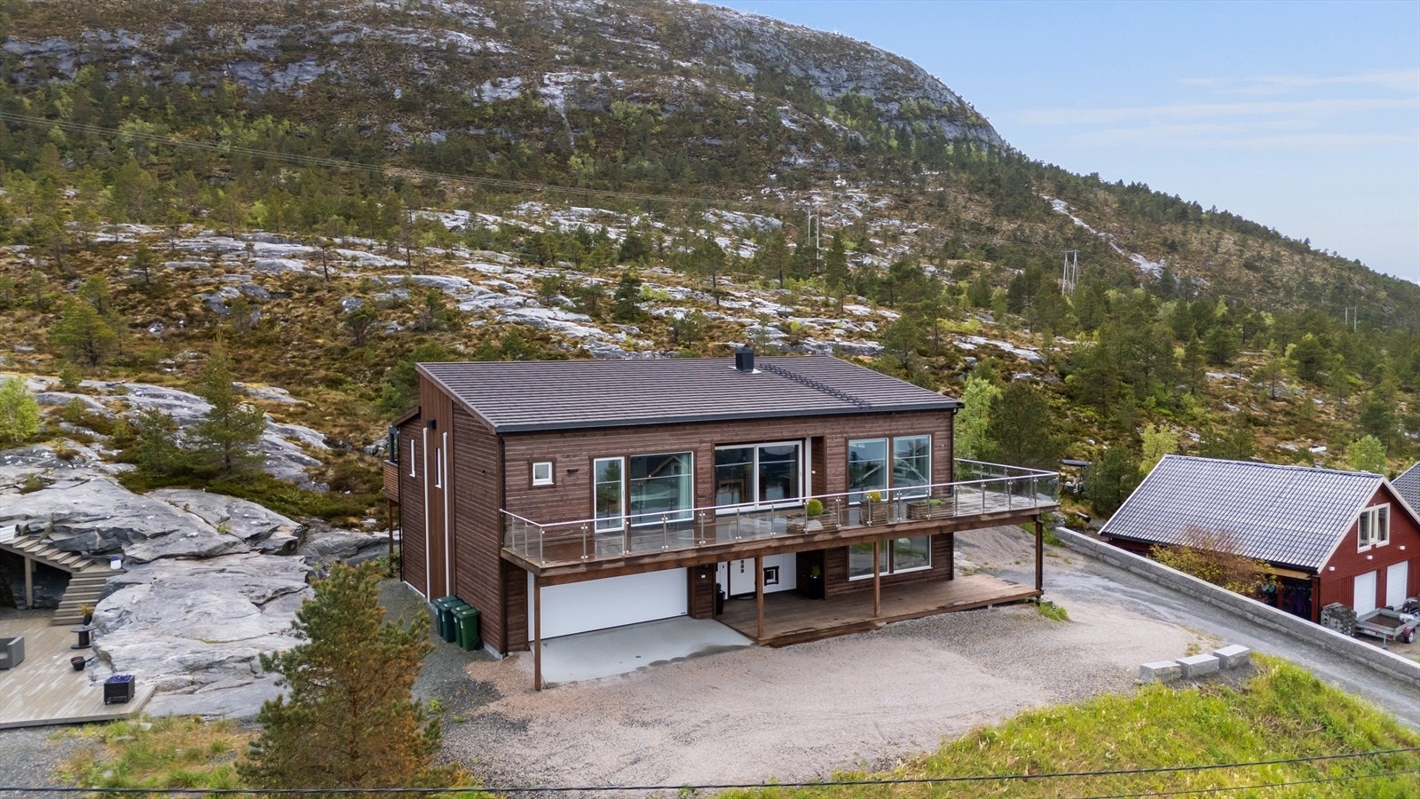 Dobbelgarasje med to elbil-ladere montert. Galleribilde