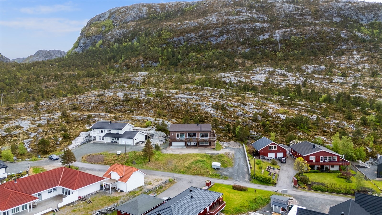 Fra eiendommen er det ca. 45 min. kjøring til Orkdal og ca. 1 time og 15 min. kjøring til Trondheim.
Ta kontakt med megler for å avtale en visning! Velkommen! Galleribilde