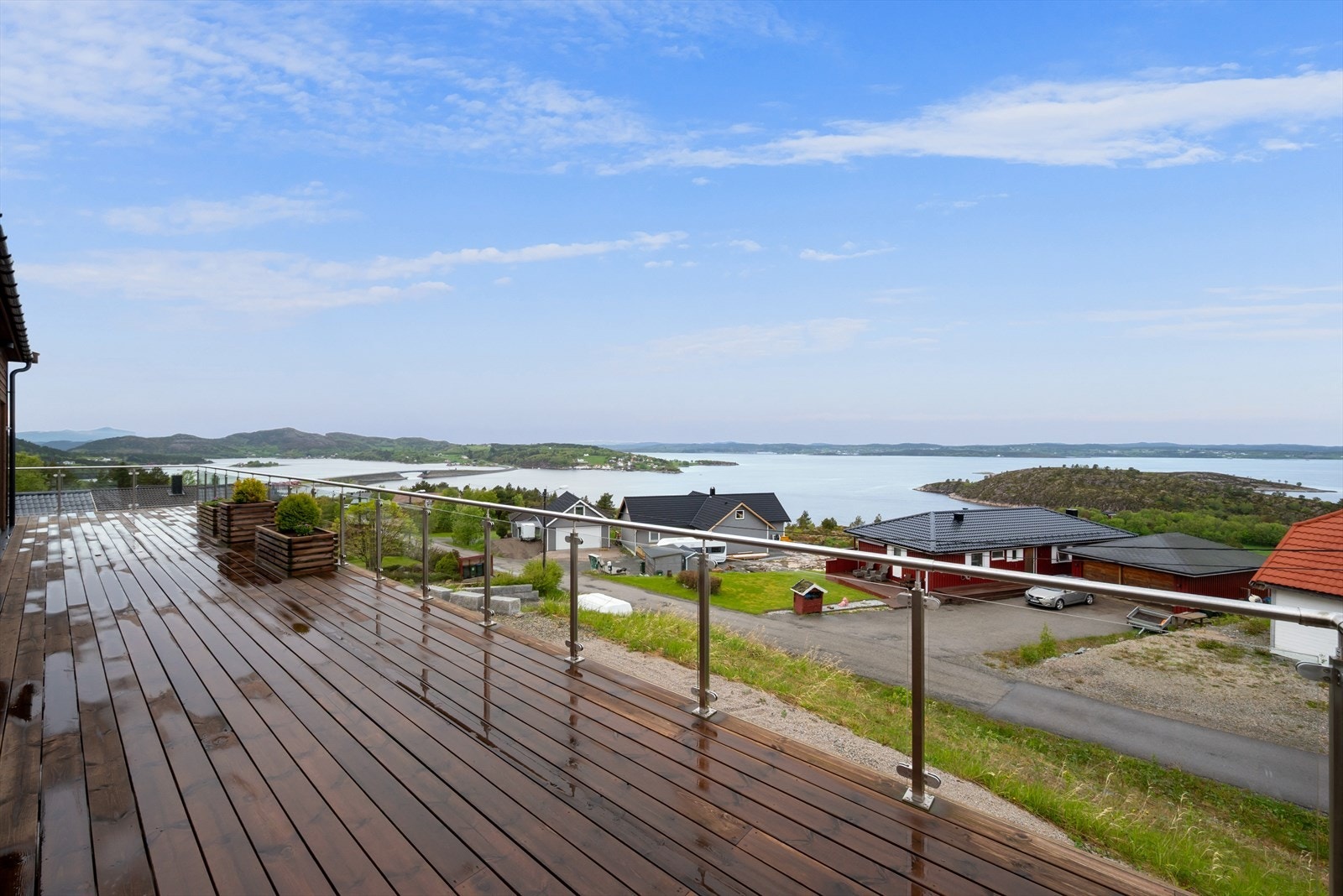 Fra stua er det skyvedør i glass ut til terrassen foran huset. Her er det fantastisk utsikt mot Trondheimsleia og naturen omkring. Galleribilde