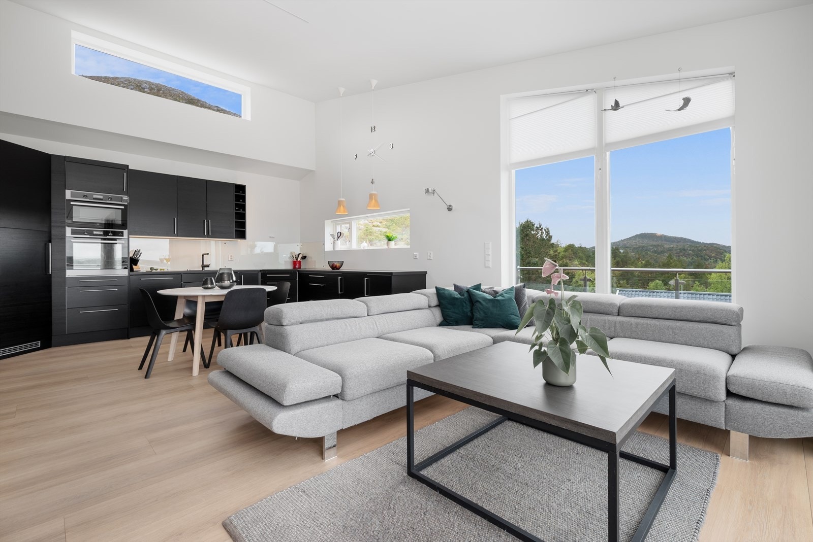 Store vindusflater ivaretar utsikten samtidig som det gir godt naturlig lys inn. Galleribilde