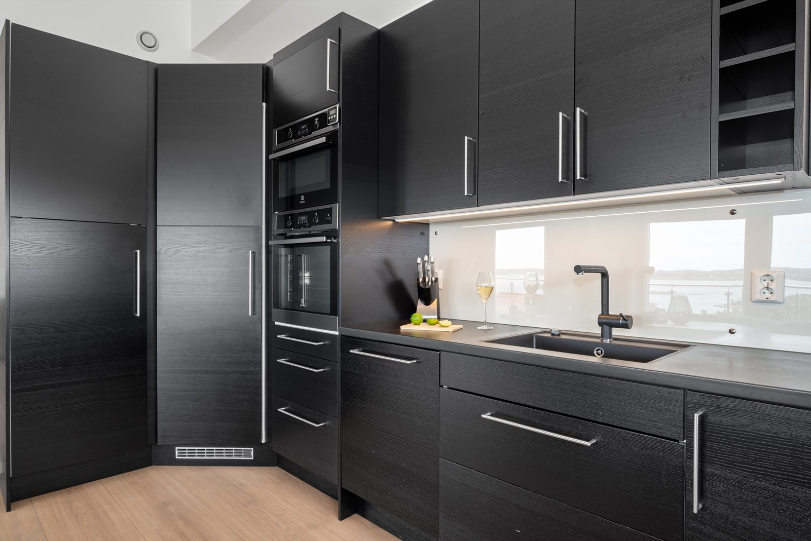 Innredning med integrert kjølehjørne, platetopp, stekovn, mikroovn og oppvaskmaskin. Galleribilde