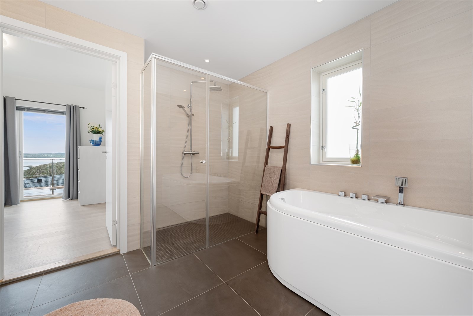 Rommet er utstyrt med dusjnisje, servant, servantskap, wc og badekar. Galleribilde