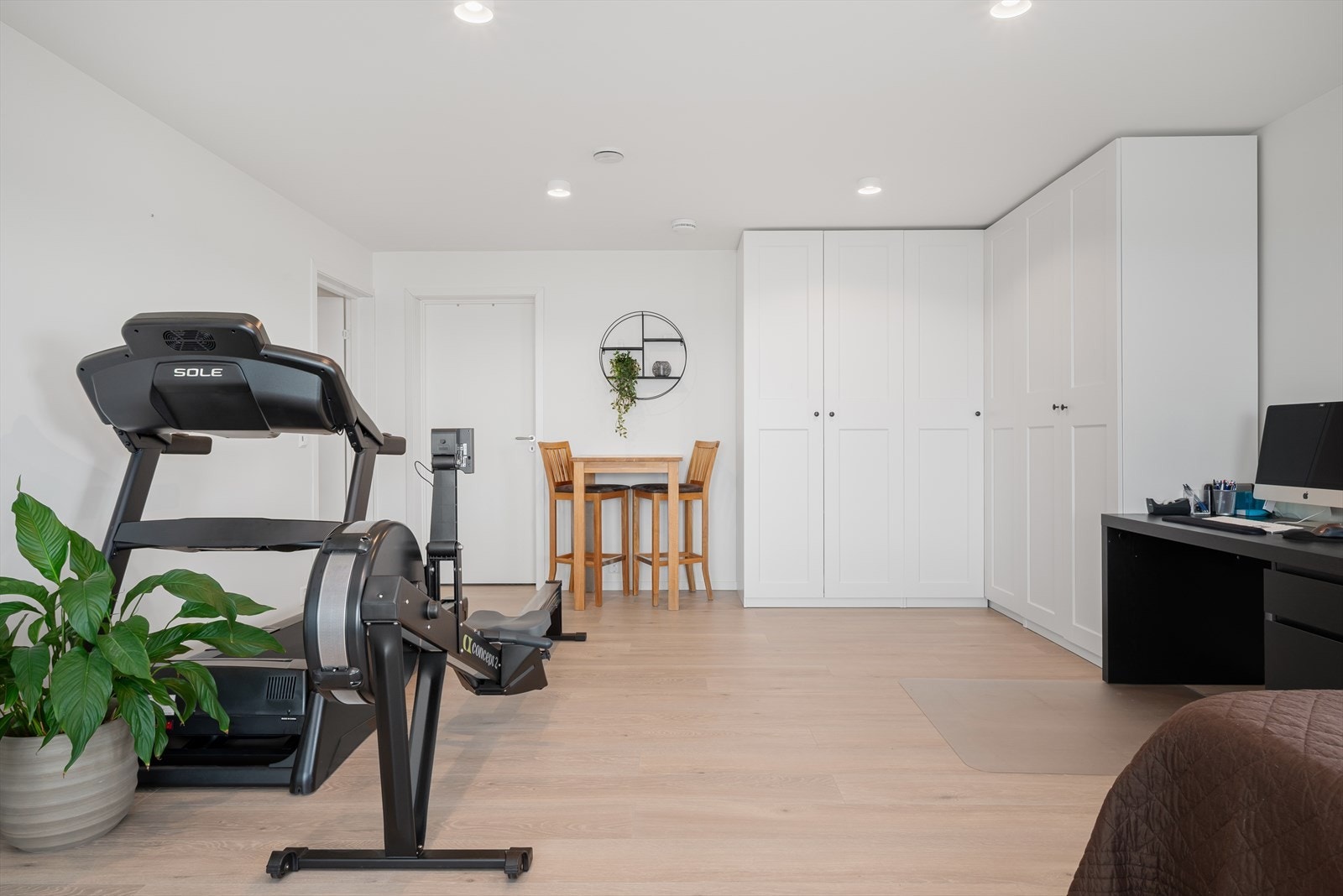 Fra stua er det dør inn til en bod på ca. 12 kvm. med god oppbevaringsplass. Galleribilde