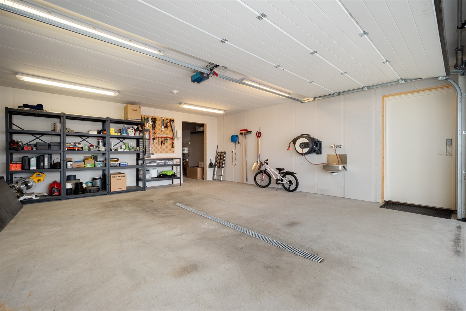 Fra garasjen er det dør inn til en bod på ca. 16 kvm. Galleribilde