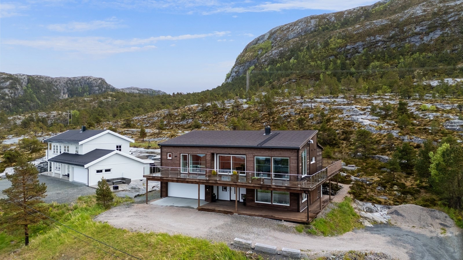 Boligen ligger øverst i boligfeltet med fantastisk utsikt mot sjøen, gode solforhold og nærhet til naturen omkring. Galleribilde