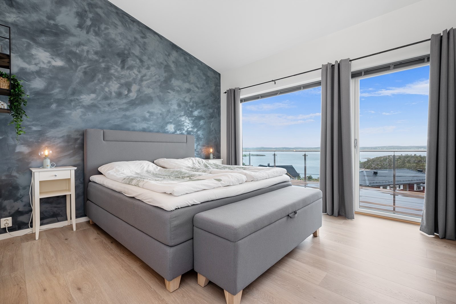 Hovedsoverommet har dør ut til terrassen og direkte adkomst til garderoberom og bad. Galleribilde