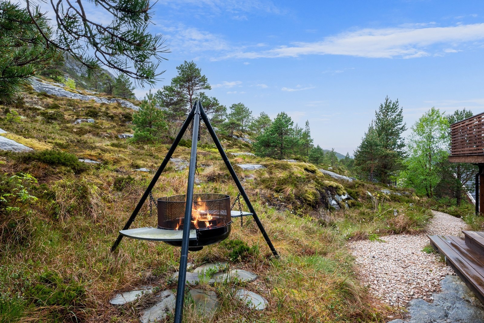 Boligen ligger i et barnevennlig boligfelt med kort vei til både lekeplass og ballbinge. Galleribilde