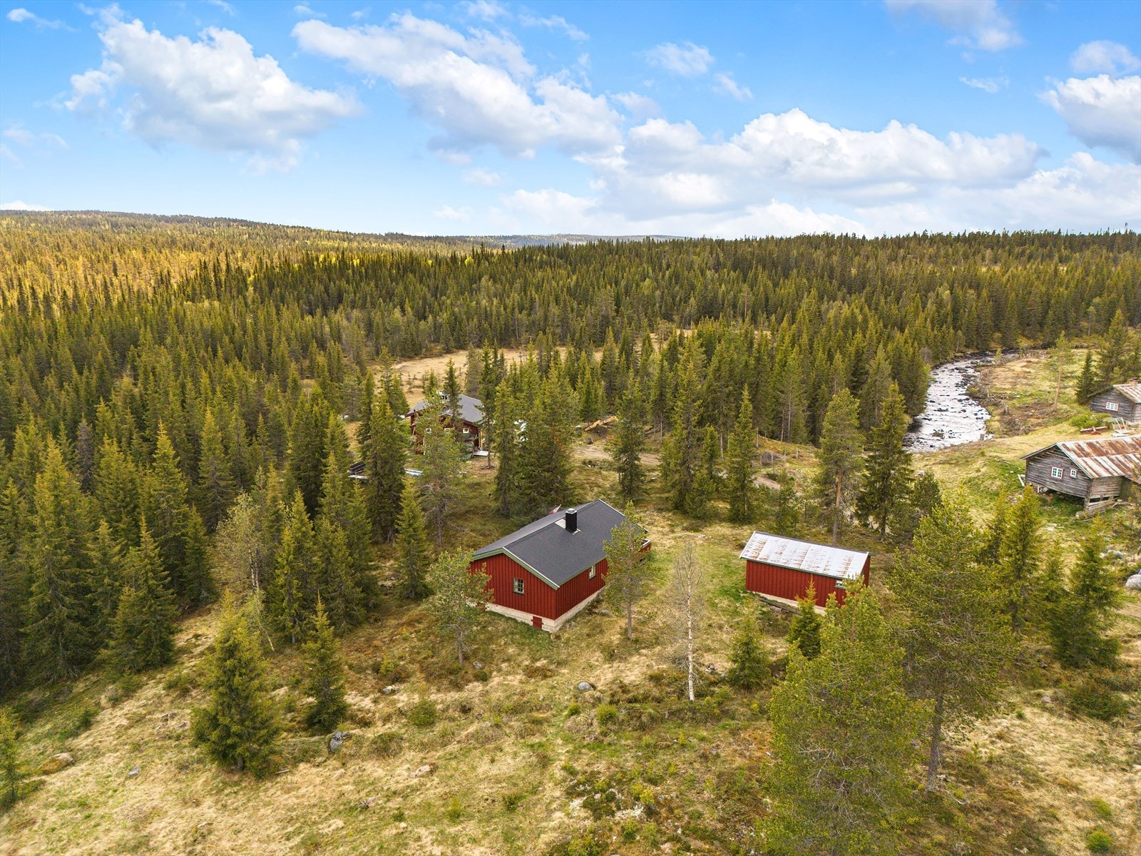 Eiendommen har en fredelig beliggenhet, omgitt av skogkledde åser og nærhet til elva Bukfylla som passerer like ved. Galleribilde