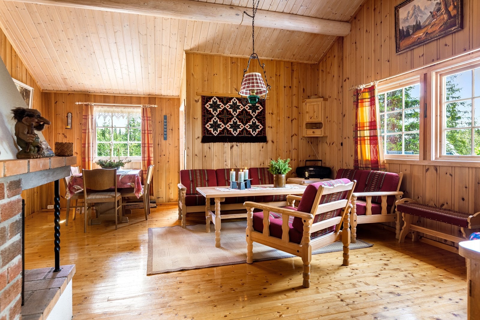 Innvendig har hytta en koselig atmosfære med panelkledde vegger, mønet himling og tregulv med lakkert overflate. Galleribilde