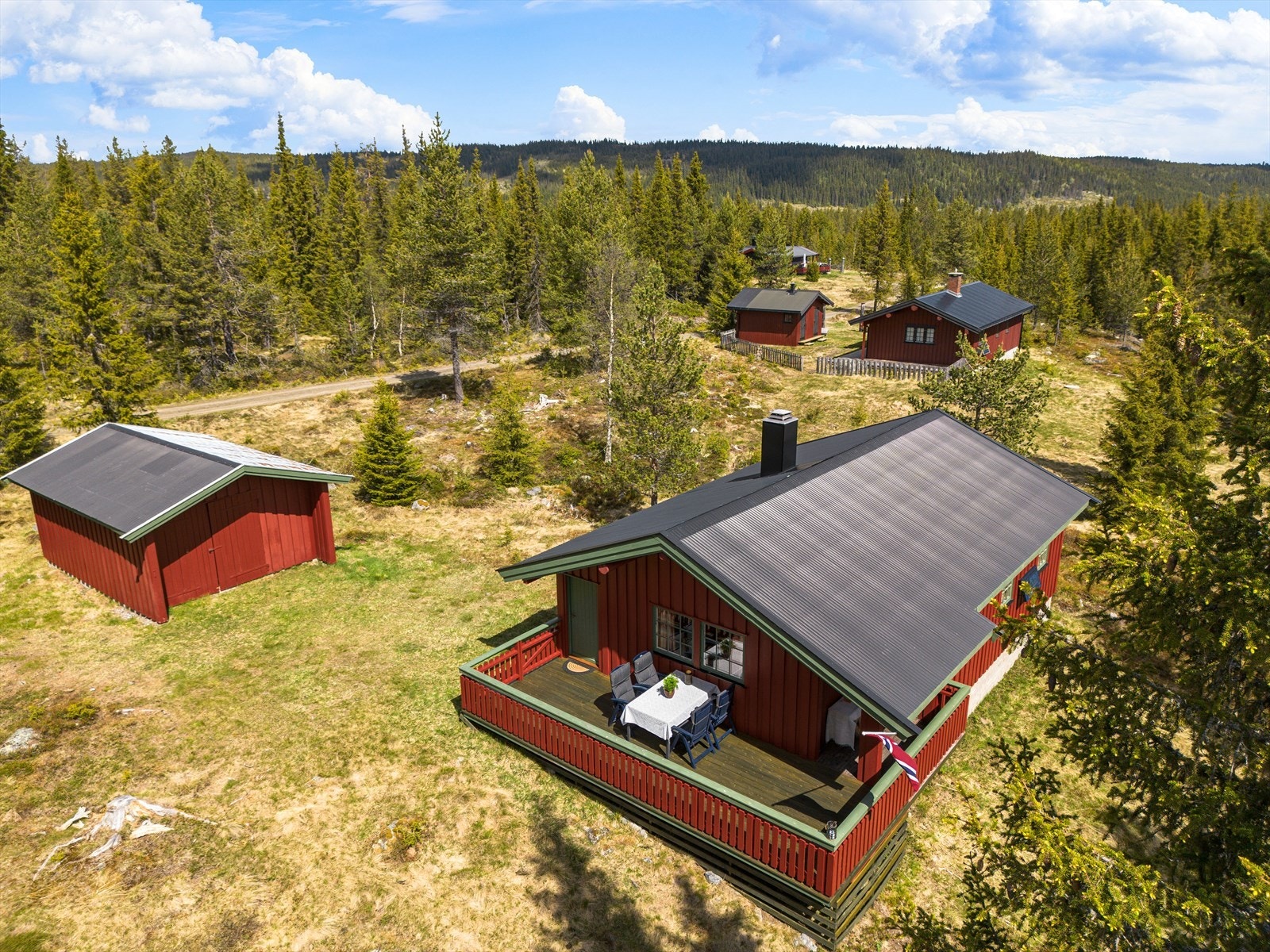 Området byr på fint turterreng alle årstider. Fiske, jakt, fjellvandring, sykling eller kanopadling i den snøfrie årstida, og om vinteren kjøres det opp milevis med skiløyper. Galleribilde