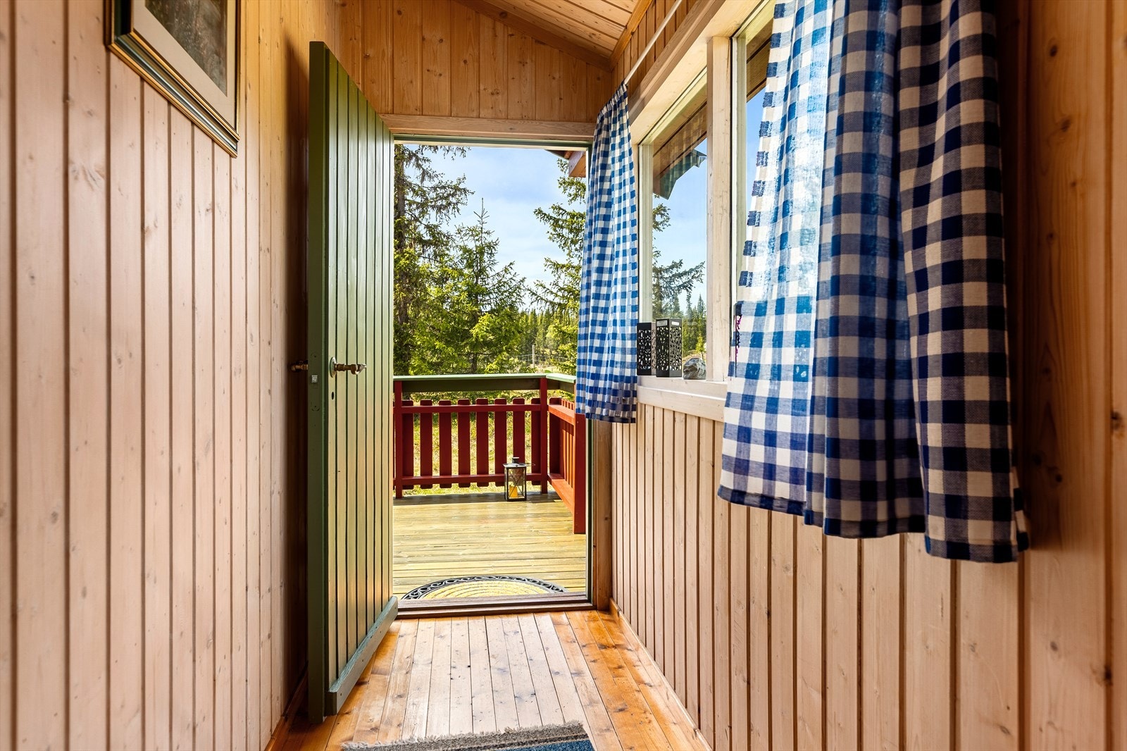 Liten entré med plass til å henge fra seg jakker og sko. Galleribilde