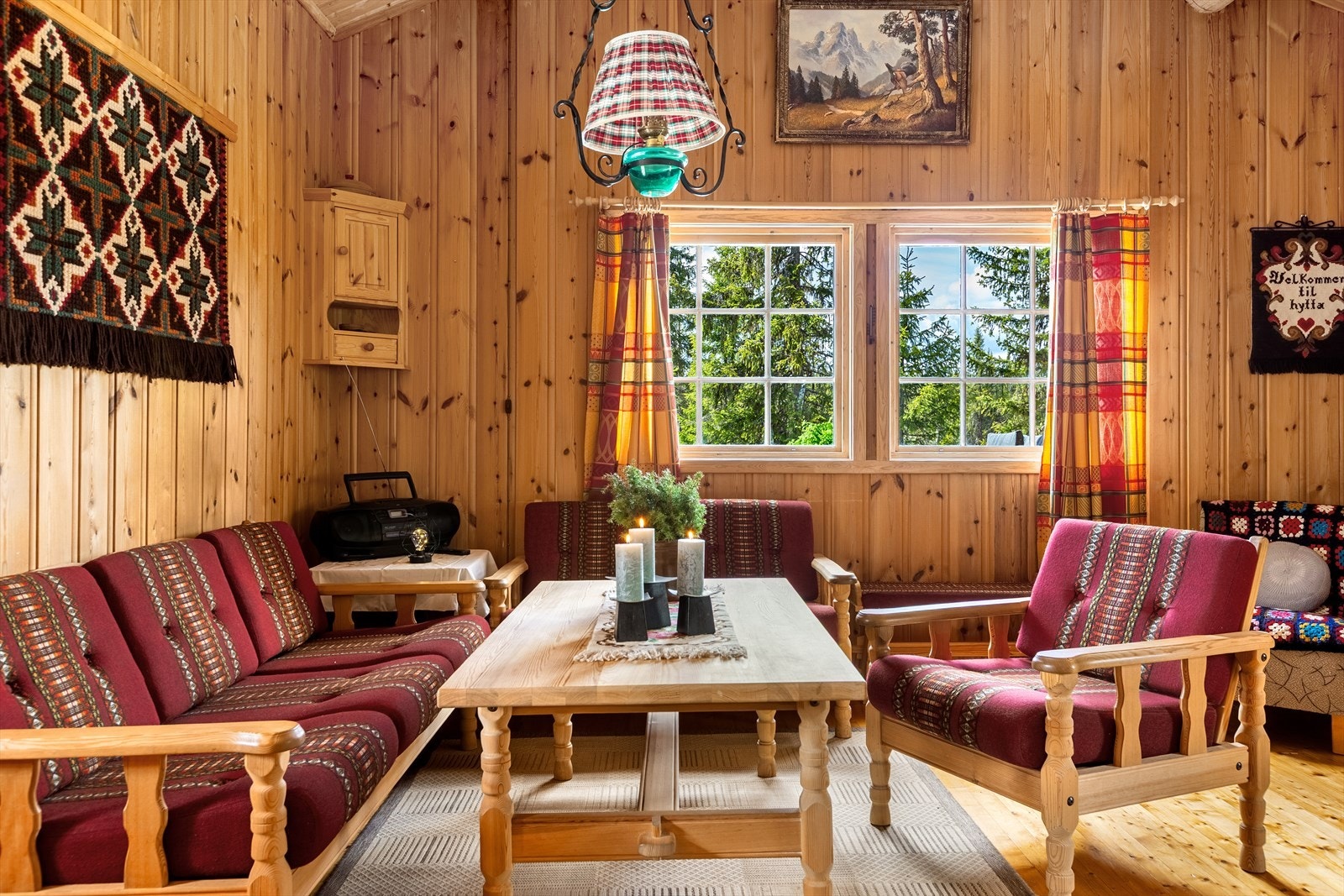I stua er det lyst og luftig med mange vinduer som slipper sollyset og den vakre naturen inn i rommet. Galleribilde