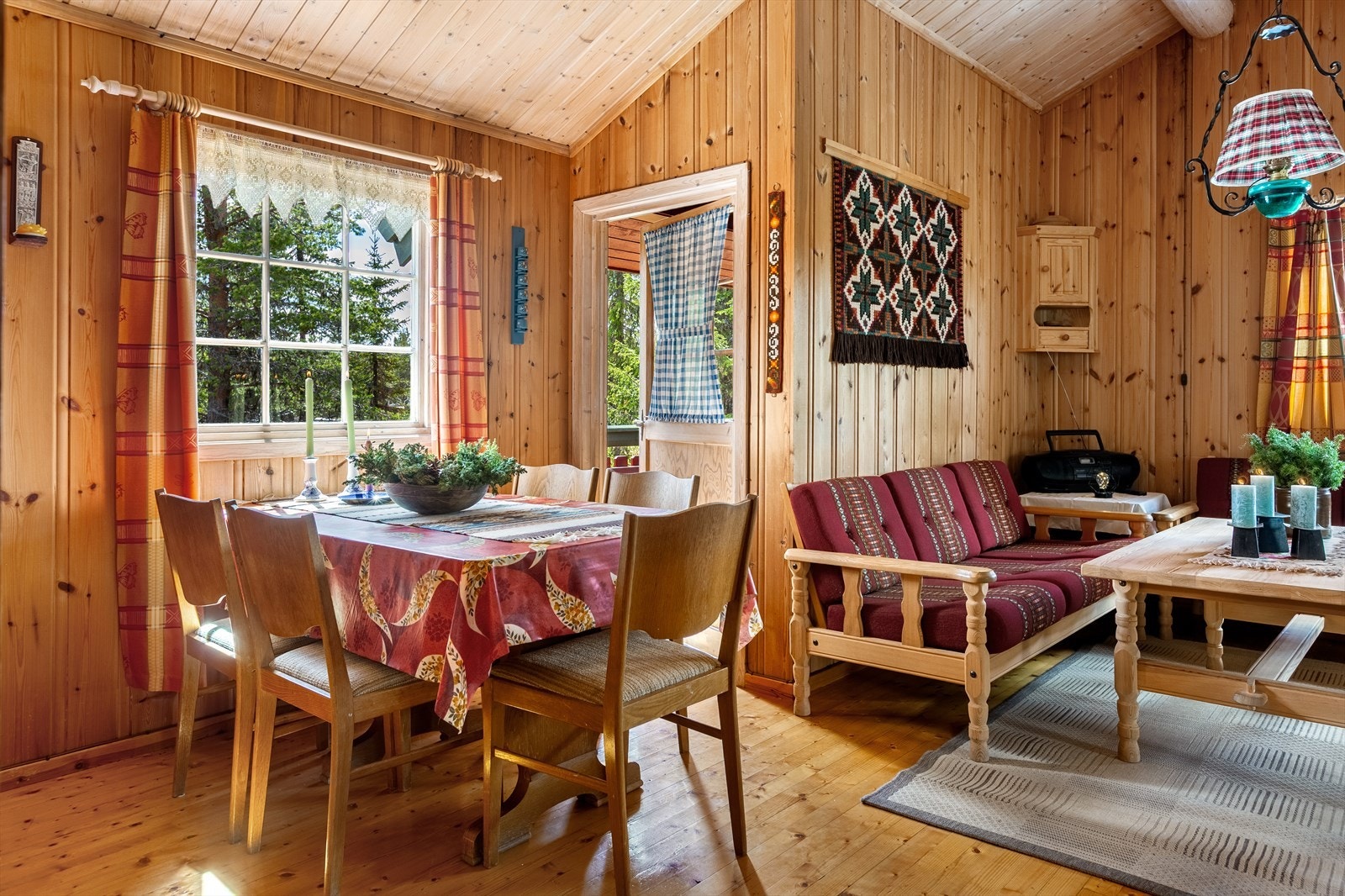 Fra spisestua er det utgang til den solrike terrassen med fin utsikt mot omkringliggende natur. Galleribilde