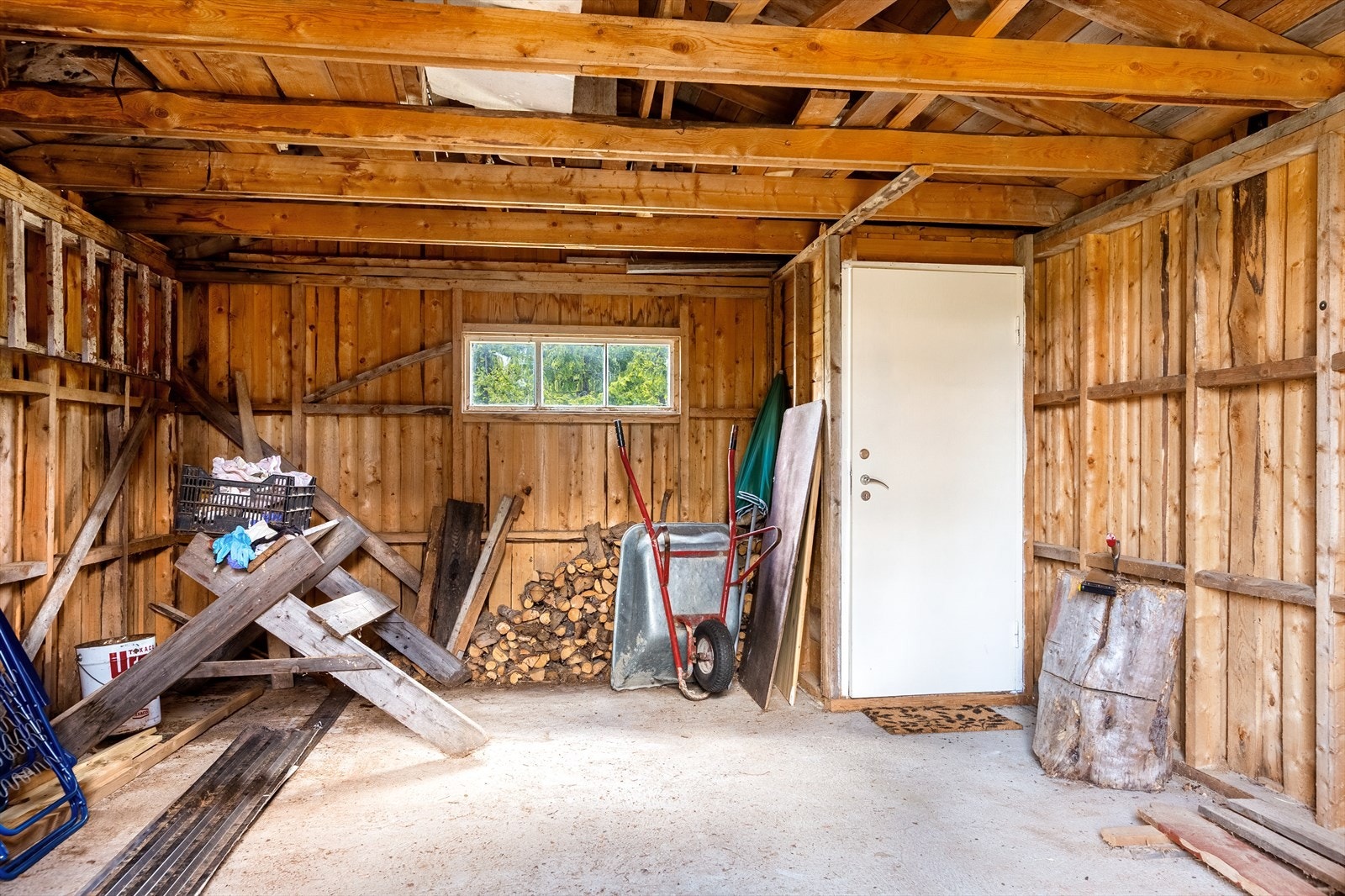 Garasjen har godt med lagringsplass til alt du trenger av utstyr, for eksempel ski, sykler, grill, ved med mer. I hjørnet er det laget et do-avlukke. Galleribilde