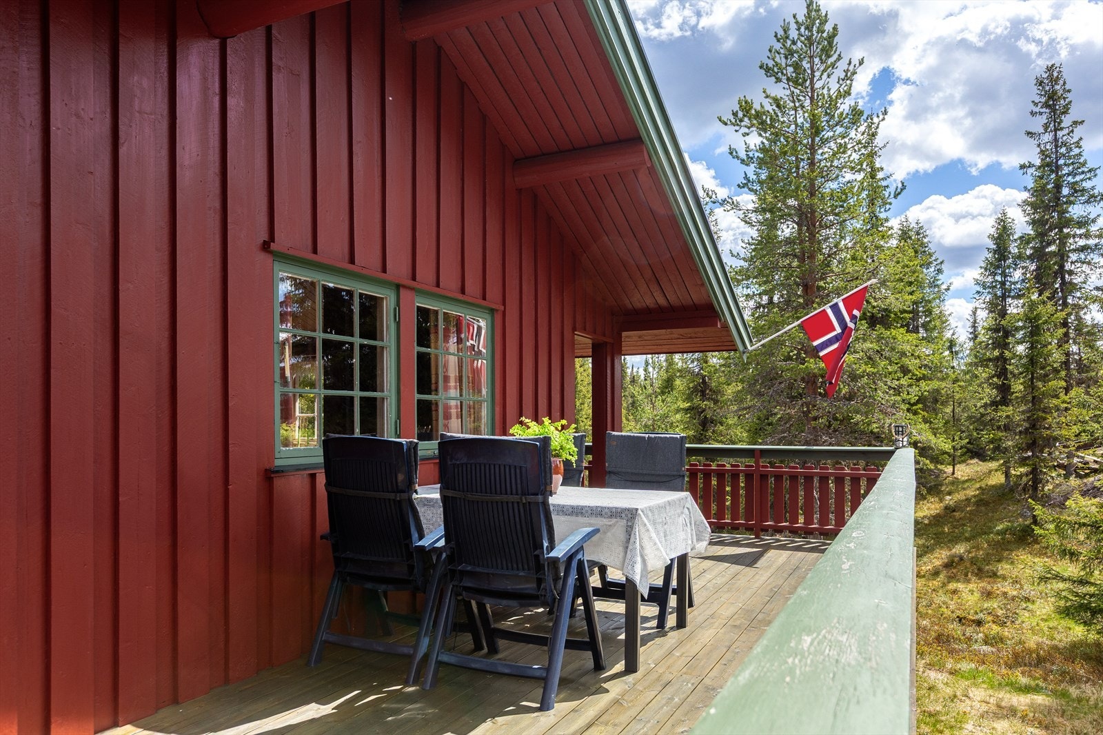 I forbindelse med inngangspartiet er det bygd en koselig terrasse hvor du kan nyte kaffekoppen mens du hører elvesuset fra Bukfylla. Galleribilde