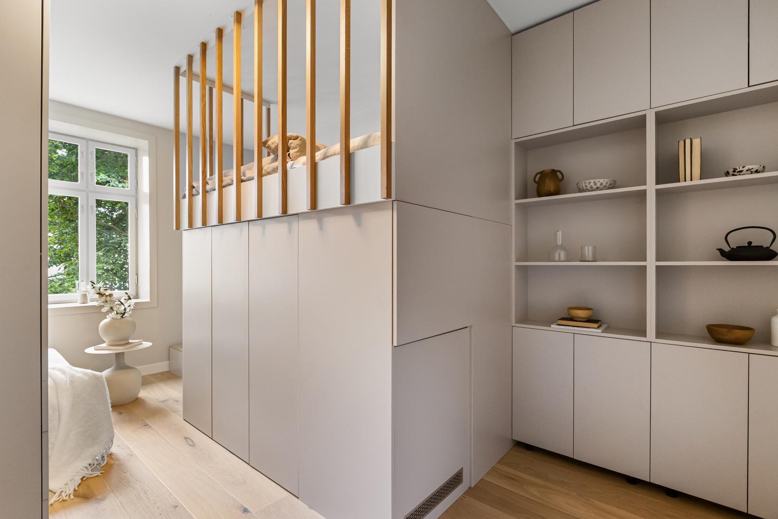 Hver eneste kvadratmeter i leiligheten er gjennomtenkt, med plassbygde møbler - nøye utnyttet for å gi deg dobbelt så mye plass og maksimal funksjonalitet Galleribilde